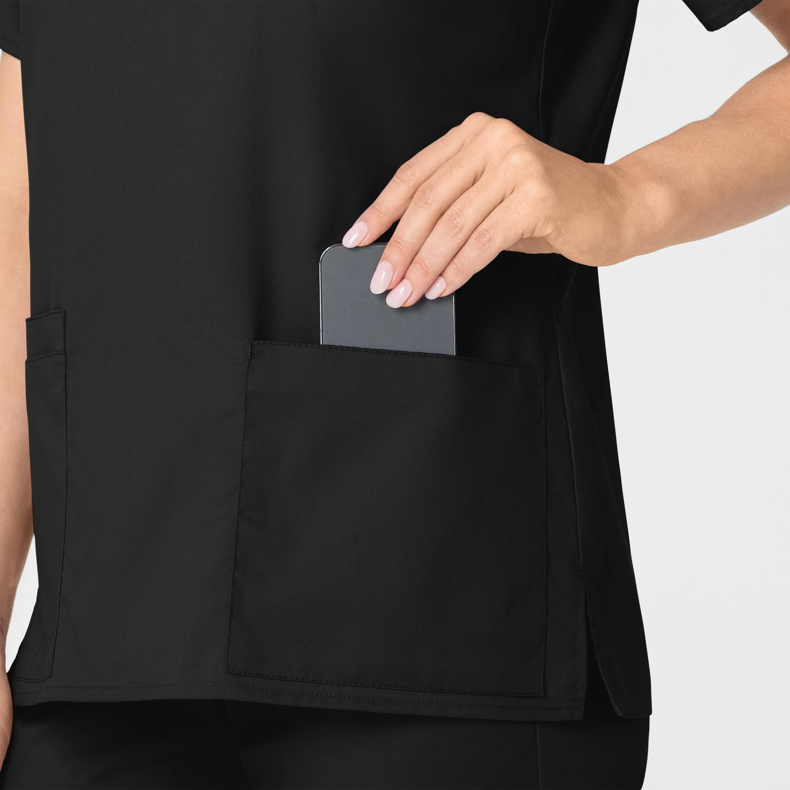 WonderWORK Women's V-Neck Scrub Top - Black - Image 8